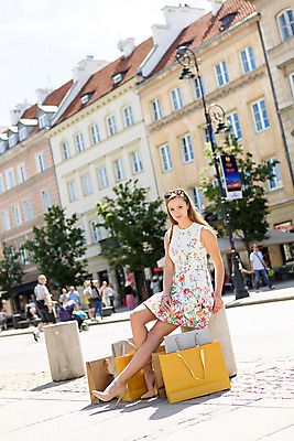 포토 JPG 주간 전신 서양인 외국인 해외풍경 해외 라이프스타일 여자 휴식 거리 한명 사람 앉기 20대 성인 야외 일상 쇼핑 쇼핑백 자유 사치 즐거움 폴란드 구시가지 바르샤바 여자만 여자한명만 성인여자만 청년만 청년여자만 성인한명만 청년여자한명만 성인여자한명만 성인만 국내포토 자연요소 1 감정 유럽 컨셉 가방 모션 인종 풍경 청년 라이프 생활 파일형식