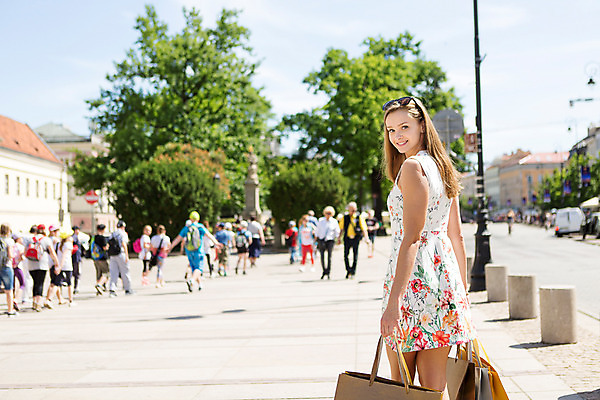 포토 JPG 주간 서양인 외국인 해외풍경 해외 라이프스타일 여자 거리 사람 여러명 20대 성인 야외 일상 쇼핑 쇼핑백 자유 보행자 사치 즐거움 폴란드 구시가지 바르샤바 여자만 성인여자만 청년만 청년여자만 성인만 국내포토 자연요소 감정 유럽 다수 컨셉 가방 인종 풍경 청년 라이프 생활 파일형식