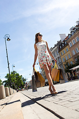 포토 JPG 주간 전신 서양인 외국인 해외풍경 해외 라이프스타일 여자 거리 한명 사람 20대 성인 야외 일상 쇼핑 쇼핑백 걷기 자유 사치 즐거움 폴란드 구시가지 바르샤바 여자만 여자한명만 성인여자만 청년만 청년여자만 성인한명만 청년여자한명만 성인여자한명만 성인만 국내포토 자연요소 1 감정 유럽 컨셉 가방 모션 인종 풍경 청년 라이프 생활 파일형식