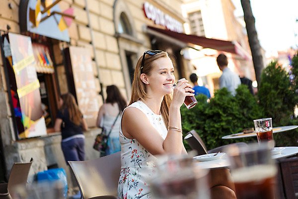 포토 JPG 주간 서양인 외국인 해외풍경 해외 라이프스타일 여자 커피 한명 사람 20대 성인 야외 일상 카페 자유 발코니 폴란드 구시가지 바르샤바 여자만 여자한명만 성인여자만 청년만 청년여자만 성인한명만 청년여자한명만 성인여자한명만 성인만 국내포토 자연요소 1 유럽 음료 컨셉 인종 풍경 청년 라이프 생활 상점 파일형식