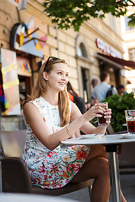 포토 JPG 주간 서양인 외국인 해외풍경 해외 라이프스타일 여자 커피 한명 사람 20대 성인 야외 일상 카페 자유 발코니 폴란드 구시가지 바르샤바 여자만 여자한명만 성인여자만 청년만 청년여자만 성인한명만 청년여자한명만 성인여자한명만 성인만 국내포토 자연요소 1 유럽 음료 컨셉 인종 풍경 청년 라이프 생활 상점 파일형식