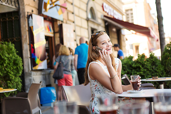 포토 JPG 주간 서양인 외국인 해외풍경 해외 라이프스타일 여자 커피 한명 사람 20대 성인 야외 일상 스마트폰 카페 자유 발코니 통화 폴란드 구시가지 바르샤바 여자만 여자한명만 성인여자만 청년만 청년여자만 성인한명만 청년여자한명만 성인여자한명만 성인만 국내포토 자연요소 1 유럽 음료 컨셉 모션 인종 풍경 청년 라이프 생활 핸드폰 스마트기기 상점 파일형식