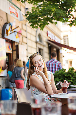 포토 JPG 주간 서양인 외국인 해외풍경 해외 라이프스타일 여자 커피 한명 사람 20대 성인 야외 일상 스마트폰 카페 자유 발코니 통화 폴란드 구시가지 바르샤바 여자만 여자한명만 성인여자만 청년만 청년여자만 성인한명만 청년여자한명만 성인여자한명만 성인만 국내포토 자연요소 1 유럽 음료 컨셉 모션 인종 풍경 청년 라이프 생활 핸드폰 스마트기기 상점 파일형식