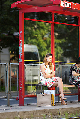 포토 JPG 주간 서양인 외국인 해외풍경 해외 라이프스타일 여자 벤치 한명 사람 앉기 20대 성인 야외 일상 쇼핑백 자유 역 폴란드 구시가지 바르샤바 여자만 여자한명만 성인여자만 청년만 청년여자만 성인한명만 청년여자한명만 성인여자한명만 성인만 국내포토 자연요소 1 유럽 컨셉 의자 가방 교통시설 모션 인종 풍경 청년 라이프 생활 파일형식