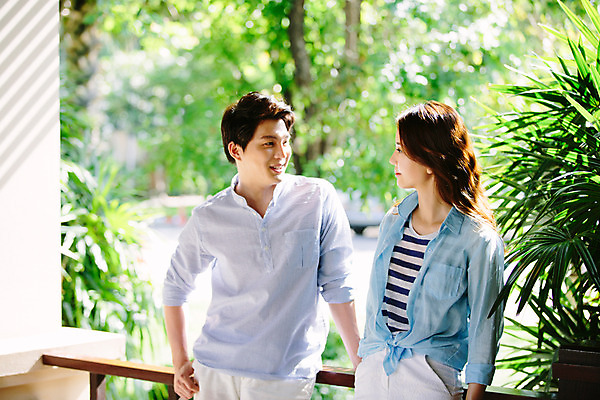 포토 JPG 주간 해외기획촬영 라이프스타일 커플 여자 남자 커플라이프 휴식 대화 미소 사람 동양인 상반신 성인 야외 두명 아웃포커스 30대 마주보기 한국인 발코니 즐거움 2015년태국 손짚기 장년만 성인만 국내포토 자연요소 감정 컨셉 관계 모션 촬영기법 표정 말하기 인종 손짓 생활 장년 파일형식