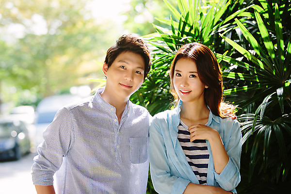 포토 JPG 주간 식물 해외기획촬영 라이프스타일 커플 여자 남자 행복 커플라이프 휴식 미소 사람 동양인 상반신 성인 야외 두명 앞모습 30대 한국인 즐거움 2015년태국 장년만 성인만 국내포토 자연요소 감정 뷰포인트 컨셉 관계 표정 인종 생활 장년 파일형식