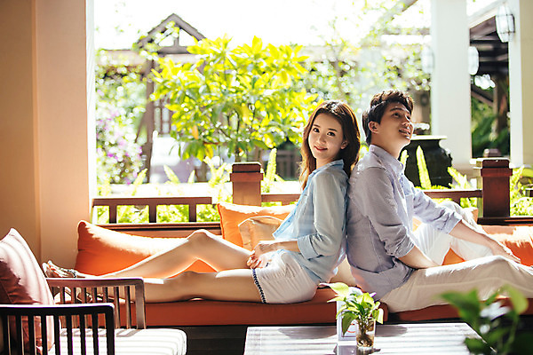 포토 JPG 주간 전신 해외기획촬영 라이프스타일 커플 여자 남자 행복 커플라이프 휴식 실내 미소 사람 앉기 동양인 상반신 성인 두명 옆모습 30대 소파 기댐 한국인 등맞대기 즐거움 2015년태국 장년만 성인만 국내포토 자연요소 감정 뷰포인트 컨셉 의자 관계 모션 표정 인종 내부 생활 장년 파일형식