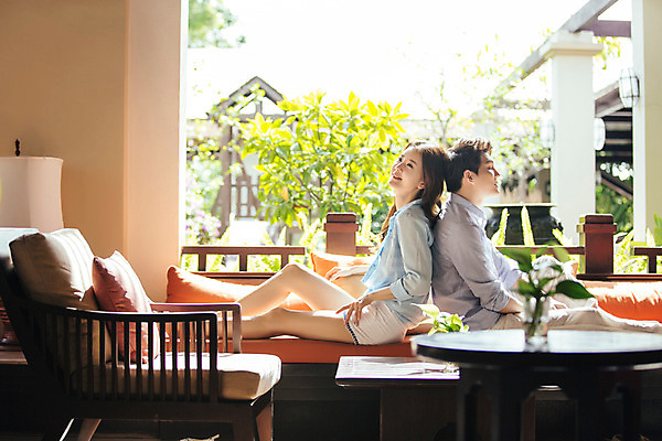 포토 JPG 주간 해외기획촬영 라이프스타일 커플 여자 남자 행복 커플라이프 휴식 실내 미소 사람 앉기 동양인 상반신 성인 두명 옆모습 30대 소파 눈감음 기댐 한국인 등맞대기 즐거움 2015년태국 장년만 성인만 국내포토 자연요소 감정 뷰포인트 컨셉 의자 관계 모션 표정 인종 내부 생활 장년 파일형식