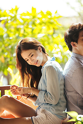 포토 JPG 해외기획촬영 라이프스타일 커플 여자 남자 행복 커플라이프 휴식 고개숙이기 미소 사람 앉기 동양인 상반신 성인 두명 옆모습 아웃포커스 30대 소파 기댐 한국인 등맞대기 즐거움 2015년태국 장년만 성인만 국내포토 감정 뷰포인트 컨셉 의자 관계 모션 촬영기법 표정 숙이기 인종 생활 장년 파일형식