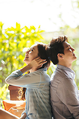 포토 JPG 해외기획촬영 라이프스타일 커플 여자 남자 행복 커플라이프 휴식 미소 사람 동양인 상반신 성인 두명 옆모습 아웃포커스 30대 눈감음 기댐 한국인 올려보기 등맞대기 즐거움 2015년태국 장년만 성인만 국내포토 감정 뷰포인트 컨셉 관계 모션 촬영기법 표정 인종 생활 장년 파일형식