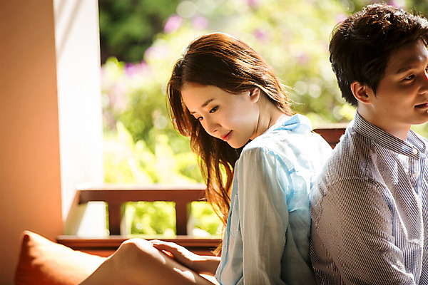 포토 JPG 해외기획촬영 라이프스타일 커플 여자 남자 행복 커플라이프 휴식 고개숙이기 사람 앉기 동양인 상반신 성인 두명 옆모습 아웃포커스 30대 기댐 한국인 등맞대기 즐거움 2015년태국 장년만 성인만 국내포토 감정 뷰포인트 컨셉 관계 모션 촬영기법 숙이기 인종 생활 장년 파일형식