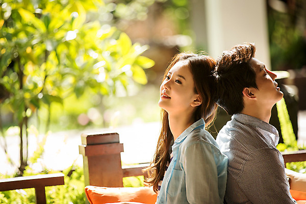 포토 JPG 해외기획촬영 라이프스타일 커플 여자 남자 행복 커플라이프 휴식 미소 사람 동양인 상반신 성인 두명 옆모습 아웃포커스 30대 기댐 한국인 등맞대기 즐거움 2015년태국 장년만 성인만 국내포토 감정 뷰포인트 컨셉 관계 모션 촬영기법 표정 인종 생활 장년 파일형식