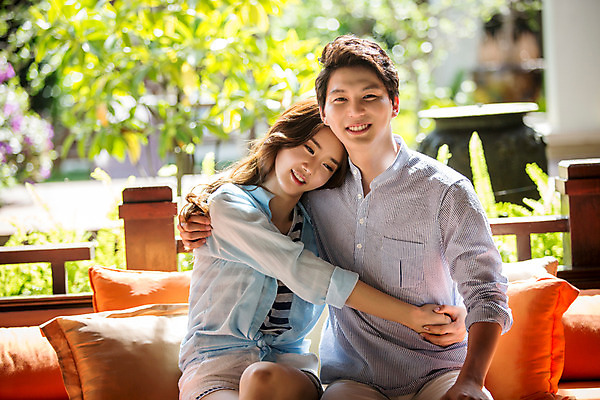 포토 JPG 해외기획촬영 라이프스타일 커플 여자 남자 행복 커플라이프 안기 휴식 사랑 미소 사람 앉기 동양인 상반신 성인 두명 앞모습 30대 소파 한국인 즐거움 2015년태국 장년만 성인만 국내포토 감정 뷰포인트 컨셉 의자 관계 모션 표정 인종 생활 장년 파일형식