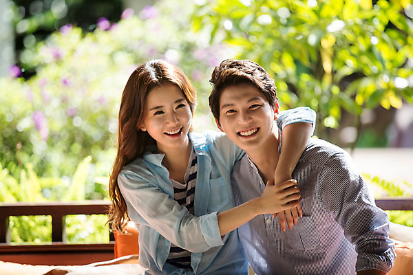 포토 JPG 해외기획촬영 라이프스타일 커플 여자 남자 행복 커플라이프 안기 휴식 사랑 미소 사람 앉기 동양인 상반신 성인 두명 앞모습 아웃포커스 30대 한국인 즐거움 2015년태국 장년만 성인만 국내포토 감정 뷰포인트 컨셉 관계 모션 촬영기법 표정 인종 생활 장년 파일형식