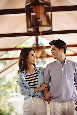 포토 JPG 해외기획촬영 라이프스타일 커플 여자 남자 행복 커플라이프 휴식 사랑 서기 미소 사람 동양인 상반신 성인 두명 앞모습 아웃포커스 30대 마주보기 걷기 팔짱 한국인 즐거움 2015년태국 장년만 성인만 국내포토 감정 뷰포인트 컨셉 관계 모션 촬영기법 표정 인종 생활 장년 파일형식