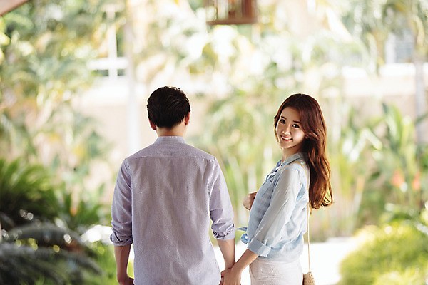 포토 JPG 주간 해외기획촬영 라이프스타일 커플 여자 남자 행복 커플라이프 휴식 사랑 미소 사람 동양인 상반신 성인 야외 두명 뒷모습 아웃포커스 30대 걷기 손잡기 산책 한국인 뒤돌아보기 즐거움 2015년태국 장년만 성인만 국내포토 자연요소 감정 뷰포인트 컨셉 관계 모션 촬영기법 표정 인종 생활 장년 파일형식