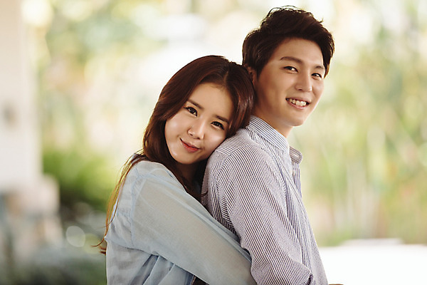 포토 JPG 해외기획촬영 라이프스타일 커플 여자 남자 행복 커플라이프 포옹 휴식 사랑 미소 사람 동양인 상반신 성인 두명 옆모습 아웃포커스 30대 기댐 한국인 즐거움 백허그 2015년태국 장년만 성인만 국내포토 감정 뷰포인트 컨셉 관계 안기 모션 촬영기법 표정 인종 생활 장년 파일형식