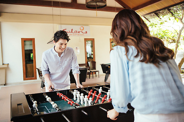 포토 JPG 해외기획촬영 라이프스타일 커플 여자 남자 커플라이프 휴식 서기 미소 사람 동양인 상반신 성인 두명 30대 한국인 게임 잡기 즐거움 축구게임 2015년태국 장년만 성인만 내려보기 국내포토 감정 컨셉 관계 모션 놀이 표정 인종 생활 장년 파일형식