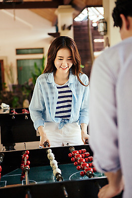 포토 JPG 해외기획촬영 라이프스타일 여자 커플라이프 휴식 서기 미소 사람 동양인 상반신 성인 두명 앞모습 30대 한국인 게임 잡기 즐거움 축구게임 2015년태국 여자만 성인여자만 장년만 장년여자만 성인만 내려보기 국내포토 커플 감정 뷰포인트 컨셉 모션 놀이 표정 인종 생활 장년 파일형식