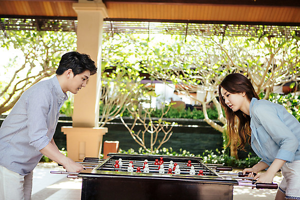 포토 JPG 해외기획촬영 라이프스타일 커플 여자 남자 커플라이프 휴식 허리숙이기 서기 사람 동양인 상반신 성인 두명 옆모습 30대 한국인 게임 잡기 즐거움 축구게임 2015년태국 장년만 성인만 내려보기 국내포토 감정 뷰포인트 컨셉 관계 모션 놀이 숙이기 인종 생활 장년 파일형식