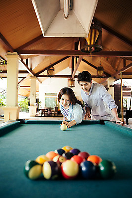 포토 JPG 해외기획촬영 라이프스타일 커플 여자 남자 커플라이프 포즈 놀이 휴식 허리숙이기 서기 사람 동양인 상반신 성인 두명 30대 한국인 가르침 포켓볼 즐거움 당구공 당구대 당구채 2015년태국 장년만 성인만 국내포토 교육 감정 컨셉 공 관계 모션 숙이기 인종 생활 장년 당구 당구용품 파일형식