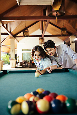 포토 JPG 해외기획촬영 라이프스타일 커플 여자 남자 커플라이프 포즈 놀이 휴식 허리숙이기 서기 사람 동양인 상반신 성인 두명 30대 한국인 가리킴 가르침 포켓볼 즐거움 당구공 당구대 당구채 2015년태국 장년만 성인만 국내포토 교육 감정 컨셉 공 관계 모션 숙이기 인종 손짓 생활 장년 당구 당구용품 파일형식