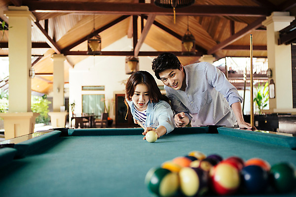 포토 JPG 해외기획촬영 라이프스타일 커플 여자 남자 커플라이프 포즈 놀이 휴식 허리숙이기 서기 사람 동양인 상반신 성인 두명 30대 한국인 가리킴 가르침 포켓볼 즐거움 당구공 당구대 당구채 2015년태국 장년만 성인만 국내포토 교육 감정 컨셉 공 관계 모션 숙이기 인종 손짓 생활 장년 당구 당구용품 파일형식