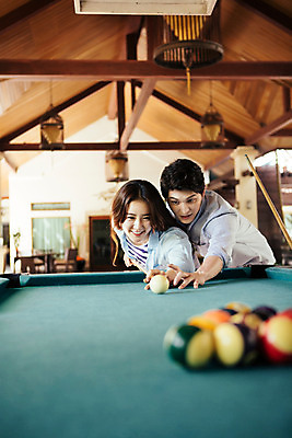 포토 JPG 해외기획촬영 라이프스타일 커플 여자 남자 커플라이프 포즈 놀이 휴식 허리숙이기 서기 미소 사람 동양인 상반신 성인 두명 30대 한국인 가르침 포켓볼 즐거움 당구공 당구대 당구채 2015년태국 장년만 성인만 국내포토 교육 감정 컨셉 공 관계 모션 표정 숙이기 인종 생활 장년 당구 당구용품 파일형식