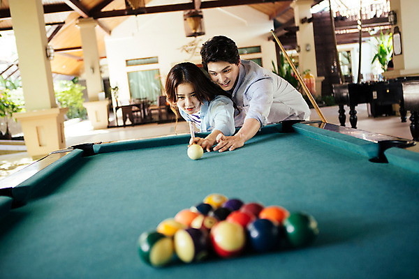 포토 JPG 해외기획촬영 라이프스타일 커플 여자 남자 커플라이프 포즈 놀이 휴식 허리숙이기 서기 사람 동양인 상반신 성인 두명 30대 한국인 가르침 포켓볼 즐거움 당구공 당구대 당구채 2015년태국 장년만 성인만 국내포토 교육 감정 컨셉 공 관계 모션 숙이기 인종 생활 장년 당구 당구용품 파일형식