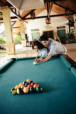 포토 JPG 해외기획촬영 라이프스타일 커플 여자 남자 커플라이프 포즈 놀이 휴식 허리숙이기 서기 사람 동양인 상반신 성인 두명 30대 한국인 가르침 포켓볼 즐거움 당구공 당구대 당구채 2015년태국 장년만 성인만 국내포토 교육 감정 컨셉 공 관계 모션 숙이기 인종 생활 장년 당구 당구용품 파일형식