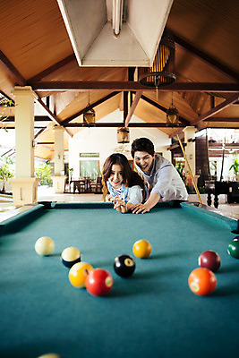 포토 JPG 해외기획촬영 라이프스타일 커플 여자 남자 커플라이프 포즈 놀이 휴식 허리숙이기 서기 미소 사람 동양인 상반신 성인 두명 30대 한국인 가르침 포켓볼 즐거움 당구공 당구대 당구채 2015년태국 장년만 성인만 국내포토 교육 감정 컨셉 공 관계 모션 표정 숙이기 인종 생활 장년 당구 당구용품 파일형식