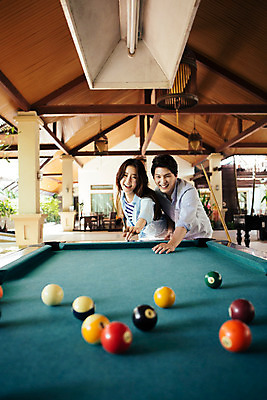 포토 JPG 해외기획촬영 라이프스타일 커플 여자 남자 커플라이프 포즈 놀이 휴식 허리숙이기 서기 미소 사람 동양인 상반신 성인 두명 30대 한국인 포켓볼 즐거움 당구공 당구대 당구채 2015년태국 장년만 성인만 국내포토 감정 컨셉 공 관계 모션 표정 숙이기 인종 생활 장년 당구 당구용품 파일형식