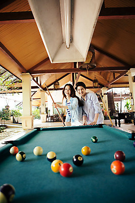 포토 JPG 해외기획촬영 라이프스타일 커플 여자 남자 커플라이프 놀이 휴식 서기 미소 들기 사람 동양인 상반신 성인 두명 30대 한국인 포켓볼 즐거움 당구공 당구대 당구채 2015년태국 장년만 성인만 국내포토 감정 컨셉 공 관계 모션 표정 인종 생활 장년 당구 당구용품 파일형식
