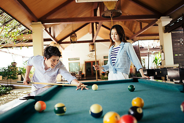 포토 JPG 해외기획촬영 라이프스타일 커플 여자 남자 커플라이프 포즈 놀이 휴식 허리숙이기 서기 미소 사람 동양인 상반신 성인 두명 30대 한국인 포켓볼 즐거움 당구공 당구대 당구채 2015년태국 장년만 성인만 국내포토 감정 컨셉 공 관계 모션 표정 숙이기 인종 생활 장년 당구 당구용품 파일형식