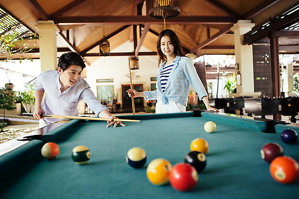 포토 JPG 해외기획촬영 라이프스타일 커플 여자 남자 커플라이프 포즈 놀이 휴식 허리숙이기 서기 미소 사람 동양인 상반신 성인 두명 30대 한국인 포켓볼 즐거움 당구공 당구대 당구채 2015년태국 장년만 성인만 국내포토 감정 컨셉 공 관계 모션 표정 숙이기 인종 생활 장년 당구 당구용품 파일형식
