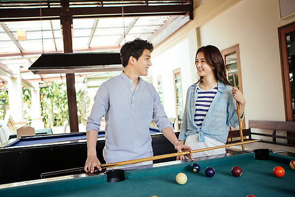 포토 JPG 해외기획촬영 라이프스타일 커플 여자 남자 커플라이프 놀이 휴식 대화 서기 미소 들기 사람 동양인 상반신 성인 두명 30대 마주보기 한국인 포켓볼 즐거움 당구공 당구대 당구채 2015년태국 장년만 성인만 국내포토 감정 컨셉 공 관계 모션 표정 말하기 인종 생활 장년 당구 당구용품 파일형식