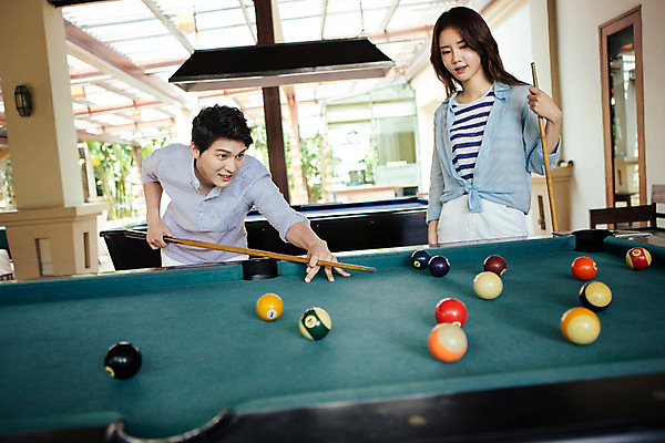 포토 JPG 해외기획촬영 라이프스타일 커플 여자 남자 커플라이프 포즈 놀이 휴식 허리숙이기 서기 사람 동양인 상반신 성인 두명 앞모습 30대 한국인 포켓볼 즐거움 당구공 당구대 당구채 2015년태국 장년만 성인만 국내포토 감정 뷰포인트 컨셉 공 관계 모션 숙이기 인종 생활 장년 당구 당구용품 파일형식