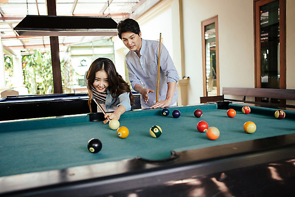 포토 JPG 해외기획촬영 라이프스타일 커플 여자 남자 커플라이프 포즈 놀이 휴식 허리숙이기 서기 미소 사람 동양인 상반신 성인 두명 30대 한국인 포켓볼 즐거움 당구공 당구대 당구채 2015년태국 장년만 성인만 국내포토 감정 컨셉 공 관계 모션 표정 숙이기 인종 생활 장년 당구 당구용품 파일형식