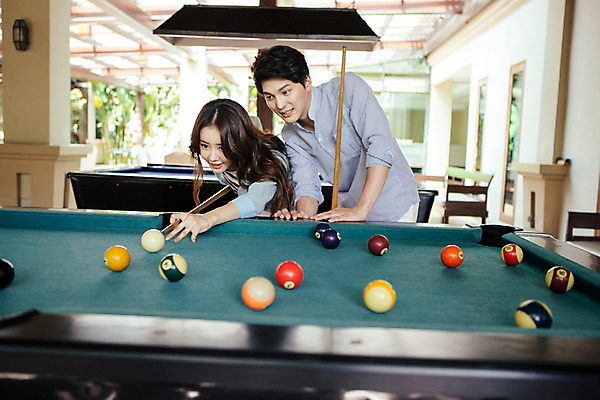 포토 JPG 해외기획촬영 라이프스타일 커플 여자 남자 커플라이프 포즈 놀이 휴식 허리숙이기 서기 사람 동양인 상반신 성인 두명 30대 한국인 포켓볼 즐거움 당구공 당구대 당구채 2015년태국 장년만 성인만 국내포토 감정 컨셉 공 관계 모션 숙이기 인종 생활 장년 당구 당구용품 파일형식