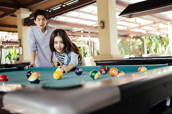 포토 JPG 해외기획촬영 라이프스타일 커플 여자 남자 커플라이프 포즈 놀이 휴식 허리숙이기 서기 사람 동양인 상반신 성인 두명 앞모습 30대 한국인 포켓볼 즐거움 당구공 당구대 2015년태국 장년만 성인만 국내포토 감정 뷰포인트 컨셉 공 관계 모션 숙이기 인종 생활 장년 당구 당구용품 파일형식