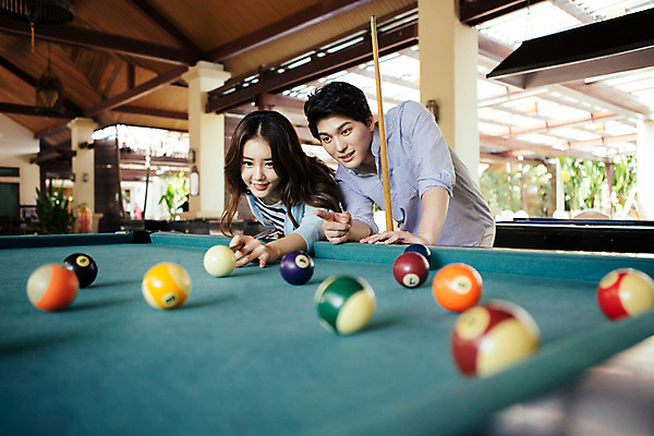 포토 JPG 해외기획촬영 라이프스타일 커플 여자 남자 커플라이프 포즈 놀이 휴식 허리숙이기 서기 사람 동양인 상반신 성인 두명 30대 한국인 가리킴 가르침 포켓볼 즐거움 당구공 당구대 당구채 2015년태국 장년만 성인만 국내포토 교육 감정 컨셉 공 관계 모션 숙이기 인종 손짓 생활 장년 당구 당구용품 파일형식