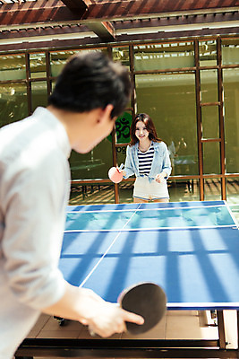 포토 JPG 해외기획촬영 라이프스타일 커플 여자 남자 커플라이프 놀이 휴식 서기 미소 들기 사람 동양인 상반신 성인 두명 앞모습 30대 한국인 탁구채 탁구 즐거움 준비자세 탁구대 2015년태국 장년만 성인만 국내포토 감정 뷰포인트 포즈 컨셉 관계 모션 표정 인종 생활 장년 구기 라켓 탁구용품 준비 파일형식