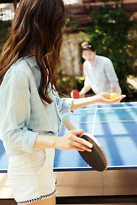 포토 JPG 해외기획촬영 라이프스타일 여자 남자 커플라이프 놀이 휴식 서기 들기 사람 동양인 상반신 성인 두명 옆모습 아웃포커스 30대 한국인 탁구채 탁구 즐거움 준비자세 탁구공 탁구대 2015년태국 장년만 성인만 국내포토 커플 감정 뷰포인트 포즈 컨셉 공 모션 촬영기법 인종 생활 장년 구기 라켓 탁구용품 준비 파일형식