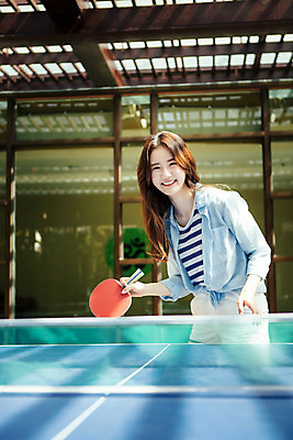 포토 JPG 해외기획촬영 여자 놀이 휴식 한명 서기 미소 들기 사람 동양인 상반신 성인 30대 한국인 탁구채 탁구 즐거움 준비자세 탁구대 2015년태국 여자만 여자한명만 성인여자만 성인한명만 성인여자한명만 장년만 장년여자만 장년여자한명만 성인만 국내포토 1 감정 포즈 컨셉 모션 표정 인종 장년 구기 라켓 탁구용품 준비 파일형식