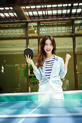 포토 JPG 해외기획촬영 여자 놀이 휴식 한명 서기 웃음 들기 사람 동양인 손짓 상반신 성인 앞모습 30대 파이팅 주먹 한국인 우승 탁구채 탁구 즐거움 탁구대 2015년태국 여자만 여자한명만 성인여자만 성인한명만 성인여자한명만 장년만 장년여자만 장년여자한명만 성인만 국내포토 1 감정 뷰포인트 컨셉 모션 표정 인종 장년 구기 라켓 최고 탁구용품 파일형식