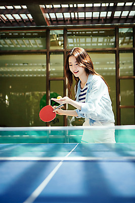 포토 JPG 해외기획촬영 여자 놀이 휴식 한명 서기 미소 들기 사람 동양인 상반신 성인 옆모습 30대 한국인 탁구채 탁구 즐거움 탁구공 탁구대 2015년태국 여자만 여자한명만 성인여자만 성인한명만 성인여자한명만 장년만 장년여자만 장년여자한명만 성인만 국내포토 1 감정 뷰포인트 컨셉 공 모션 표정 인종 장년 구기 라켓 탁구용품 파일형식