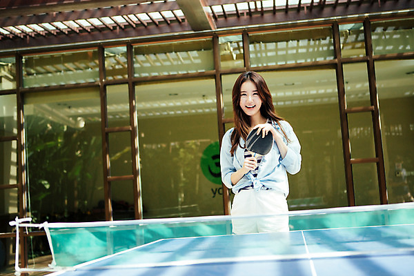 포토 JPG 해외기획촬영 여자 놀이 휴식 한명 서기 미소 들기 사람 동양인 상반신 성인 앞모습 30대 한국인 탁구채 탁구 즐거움 탁구대 2015년태국 여자만 여자한명만 성인여자만 성인한명만 성인여자한명만 장년만 장년여자만 장년여자한명만 성인만 국내포토 1 감정 뷰포인트 컨셉 모션 표정 인종 장년 구기 라켓 탁구용품 파일형식