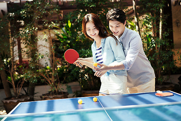 포토 JPG 해외기획촬영 라이프스타일 커플 여자 남자 커플라이프 놀이 휴식 서기 미소 들기 사람 동양인 상반신 성인 두명 옆모습 30대 한국인 탁구채 가르침 탁구 즐거움 탁구공 탁구대 2015년태국 장년만 성인만 국내포토 교육 감정 뷰포인트 컨셉 공 관계 모션 표정 인종 생활 장년 구기 라켓 탁구용품 파일형식