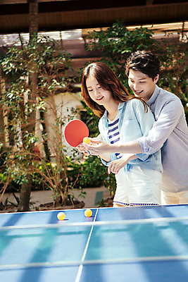 포토 JPG 해외기획촬영 라이프스타일 커플 여자 남자 커플라이프 놀이 휴식 서기 미소 들기 사람 동양인 상반신 성인 두명 30대 한국인 가리킴 탁구채 탁구 즐거움 탁구공 탁구대 2015년태국 장년만 성인만 국내포토 감정 컨셉 공 관계 모션 표정 인종 손짓 생활 장년 구기 라켓 탁구용품 파일형식