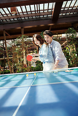 포토 JPG 해외기획촬영 라이프스타일 커플 여자 남자 커플라이프 놀이 휴식 서기 들기 사람 동양인 상반신 성인 두명 옆모습 30대 한국인 탁구채 가르침 탁구 즐거움 탁구공 탁구대 2015년태국 장년만 성인만 국내포토 교육 감정 뷰포인트 컨셉 공 관계 모션 인종 생활 장년 구기 라켓 탁구용품 파일형식